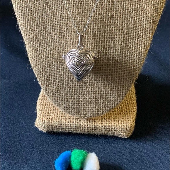 New Heart Locket Essential Oil Diffuser Necklace (oil not included) - Picture 4 of 9